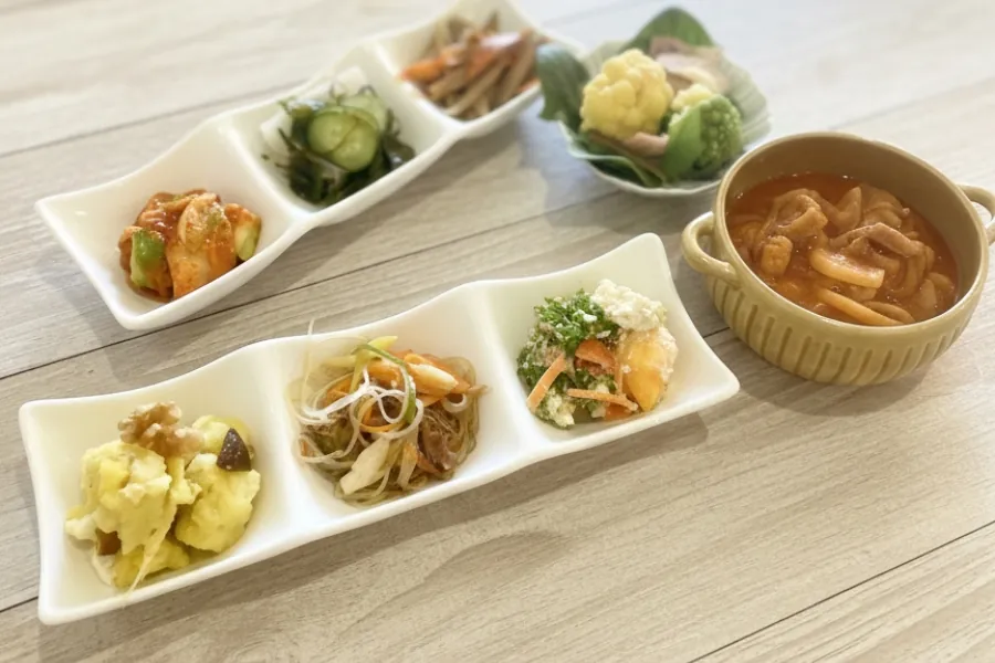 日替わりのお惣菜の盛り合わせ