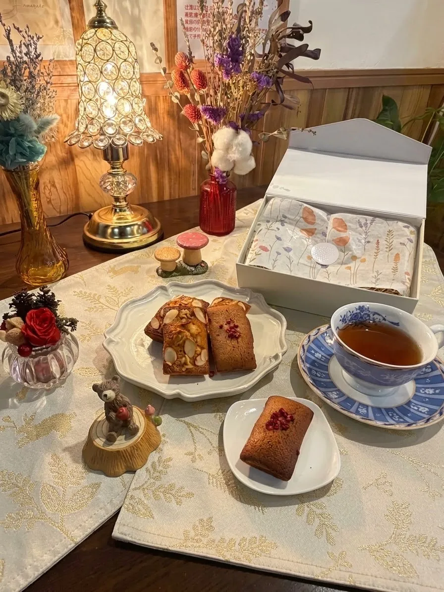 焼菓子と紅茶のギフトボックス